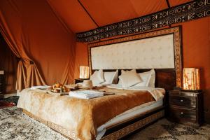 Postel nebo postele na pokoji v ubytování Sahara Luxury Camp