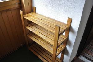 um banco de madeira sentado no canto de uma sala em Schweizerhof 
