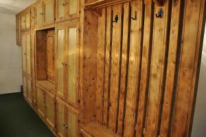 um armário de madeira num quarto com paredes de madeira em Schweizerhof 