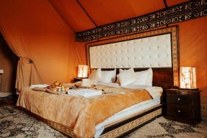 Postel nebo postele na pokoji v ubytování Sahara Luxury Camp