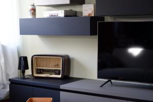 einen TV und ein Radio auf einem Schreibtisch in der Unterkunft Casa Amore in Cannobio