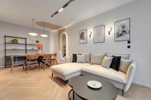 a living room with a couch and a table at Downtown Apartments Riverside Nadmotławie - Gym & Free Parking in Gdańsk