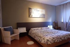 ein Schlafzimmer mit einem Bett und einem Bild an der Wand in der Unterkunft Casa Amore in Cannobio
