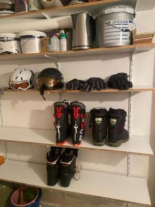 een kast gevuld met veel schoenen en een helm bij Haus Annemiek in Winterberg