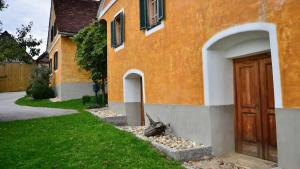 una casa con una puerta y un montón de rocas en Bauernhaus Posch, Ferienappartements, 