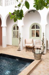uma sala de estar com piscina no meio de um edifício em Riad Al Uzza em Marraquexe mais 91 fotografias