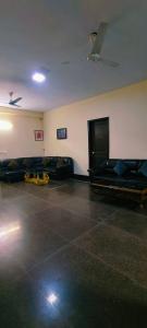 ein Wohnzimmer mit Sofas und einer Decke in der Unterkunft VB dormitory in Neu-Delhi