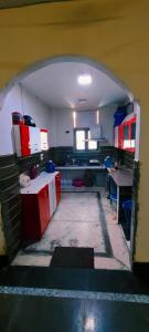 eine große Küche mit einem Torbogen in einem Zimmer in der Unterkunft VB dormitory in Neu-Delhi