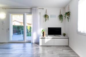 A television and/or entertainment centre at casa serena e alice Még 24 kép