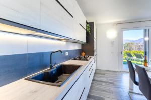 A kitchen or kitchenette at casa serena e alice
