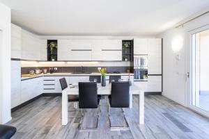 A kitchen or kitchenette at casa serena e alice