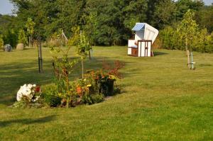 a small house in the middle of a field at Villa Stubnitz in Nipmerow