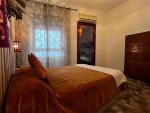 - une chambre avec un grand lit et une fenêtre dans l'établissement Las Parras House - Casa en Torredelcampo, à Torre del Campo