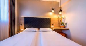 Ліжко або ліжка в номері PLAZA INN Rieker Stuttgart Hauptbahnhof