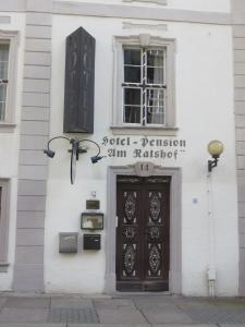 a building with a door and a sign on it at AM RATSHOF in Halle an der Saale