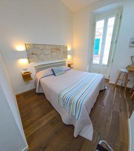 um quarto com uma cama grande num quarto em B&B 106 Maison de Charme em Mola di Bari