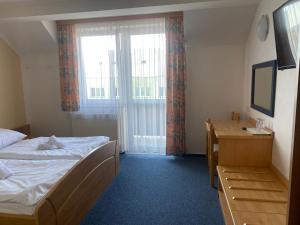 Postel nebo postele na pokoji v ubytování HOTEL RAJSKY