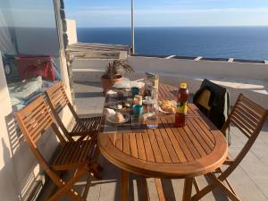 Γενική θέα στη θάλασσα ή θέα στη θάλασσα από  αυτή η βίλα +34 φωτογραφίες