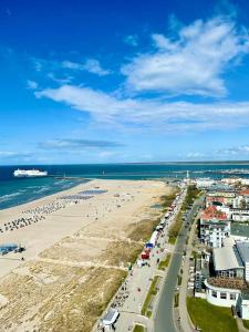 an aerial view of a beach and the ocean at Ferienwohnung und Ferienzimmer in Neubukow