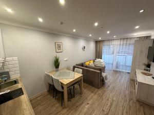 una sala de estar con un sofá y una mesa en Maximus II, en Ustka