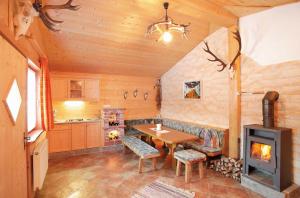 una cucina con tavolo e piano cottura in una stanza di Chalets Grossmitt a Pertisau Altre 6 foto