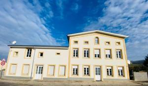 um grande edifício branco com um céu ao fundo em Maison de malbrouck em Merschweiller