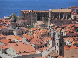 una vista aérea de una ciudad con techos rojos en Isaura Apartments en Dubrovnik