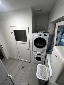 una piccola cucina con lavatrice e porta di Zimmervermietung Ennsdorf 