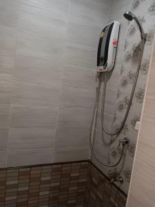 eine Dusche in einem Badezimmer mit einem Telefon an der Wand in der Unterkunft พลอยไพลินPLOYPAILIN in Pai + 97 Fotos