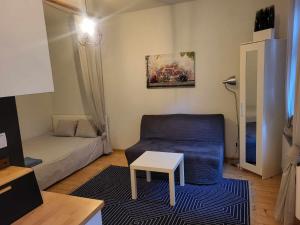 uma pequena sala de estar com um sofá e uma mesa em ViP Apartment Krakow na Cracóvia