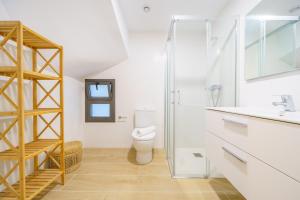 ein Bad mit einem WC und einer Glasdusche in der Unterkunft HomeHolidaysRentals Zen - Costa Barcelona in Pineda de Mar