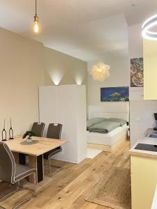 a kitchen and dining room with a table and a bed at Ferienwohnung Berlin Mitte in Berlin