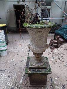 um grande vaso de pedra com uma planta nele em Ferienwohnung Berlin Mitte em Berlim