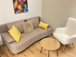 uma sala de estar com um sofá, uma mesa e uma cadeira em Ferienwohnung Berlin Mitte em Berlim