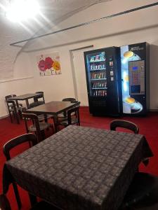 uma sala de jantar com mesas e uma máquina de venda automática em Zimmervermietung Ennsdorf 