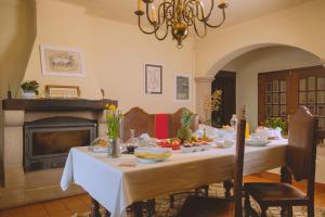 comedor con mesa y chimenea en AmendoeirasHouse, en Abrantes
