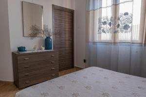 1 dormitorio con 1 cama y vestidor con espejo en Villa Panorama sul Mare, en Balestrate