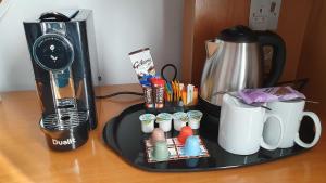 Holiday Inn Bournemouth by IHG的咖啡和沏茶工具