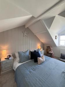 sypialnia z dużym łóżkiem na poddaszu w obiekcie Efail Fach w mieście New Quay