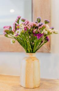 查汶的住宿－LOVE beach club Koh Samui，花瓶,花朵上布满紫色和白色的花朵