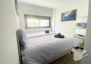 sypialnia z dużym białym łóżkiem i oknem w obiekcie CostaBlancaDreams Calpe Beach in Calpe w Alicante