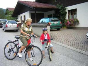 Eine Frau und ein kleines Mädchen auf Fahrrädern in der Unterkunft Angela Siedl in Ebenau