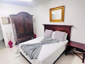 Uma cama ou camas num quarto em Signature N1 Guesthouse