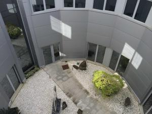 an overhead view of a building with a garden at Blu Hotel Pamplona in Imárcoain
