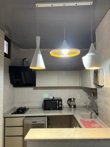 A cozinha ou cozinha compacta de Vato Apartment