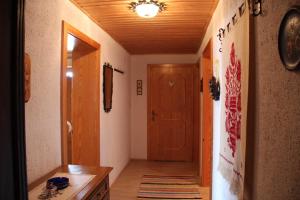 um corredor de uma casa com uma porta e uma mesa em Ferienhaus Pasterk em Verditz