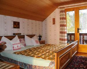 um quarto com uma cama grande e uma janela em Ferienhaus Pilz Marion em Bad Goisern