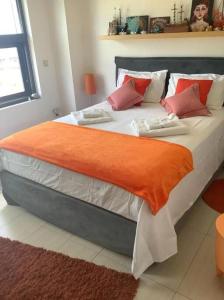 アナイプスィにあるErofili luxury house with poolのベッドルーム1室(大型ベッド1台、オレンジの毛布付)