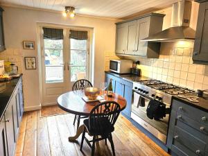 a kitchen with a table and chairs and a stove at 3 Bed in Helmsley 82891 in Helmsley