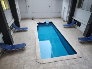 Swimming pool sa o malapit sa Marina View Apartment